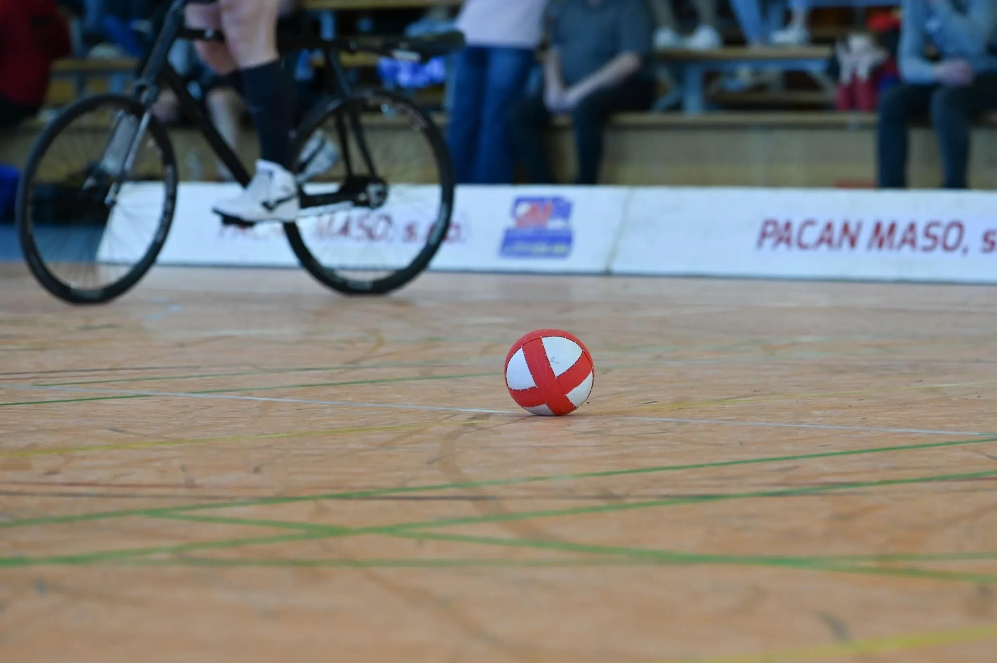 Balon pro kolovou na hřišti během zápasu